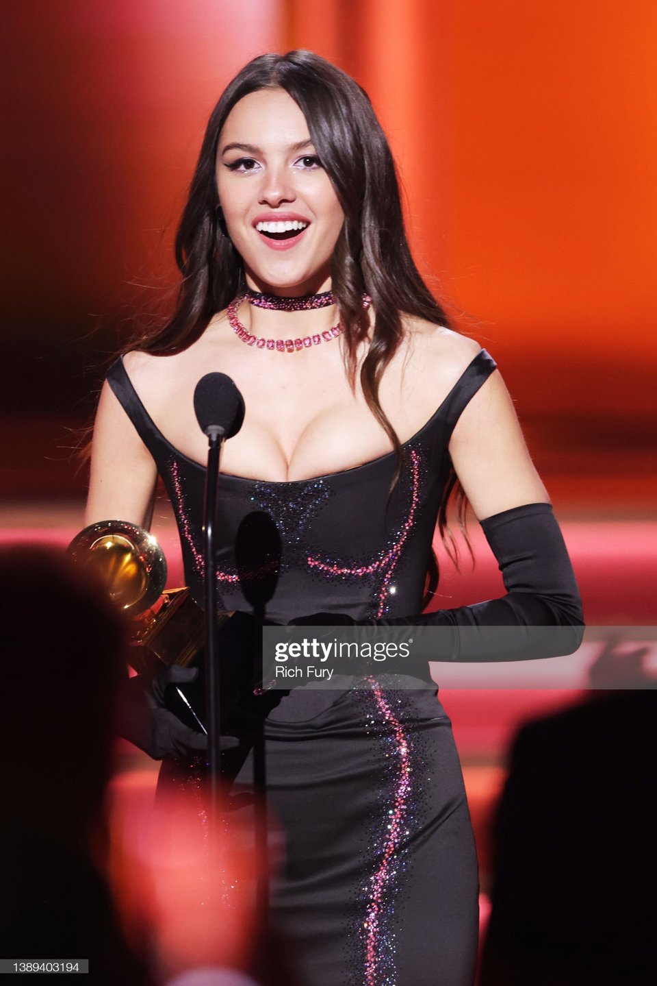 Grammy 2022: Ca sĩ Olivia Rodrigo gây sốt với chiếc váy "chèn ép" vòng 1 - Ảnh 1