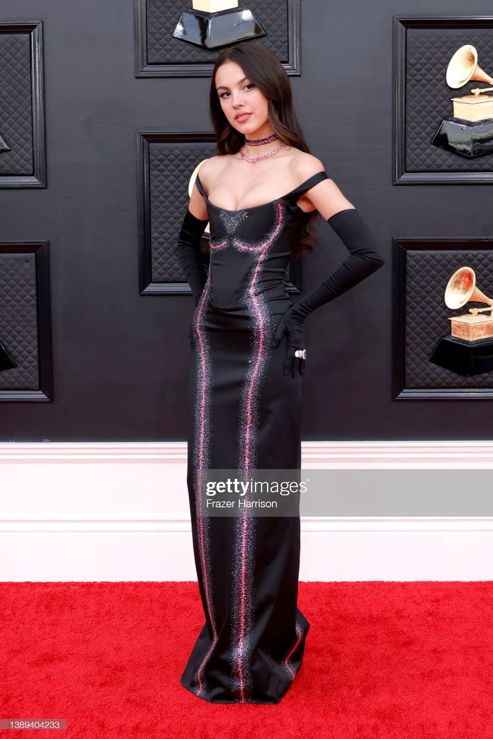 Grammy 2022: Ca sĩ Olivia Rodrigo gây sốt với chiếc váy "chèn ép" vòng 1 - Ảnh 2