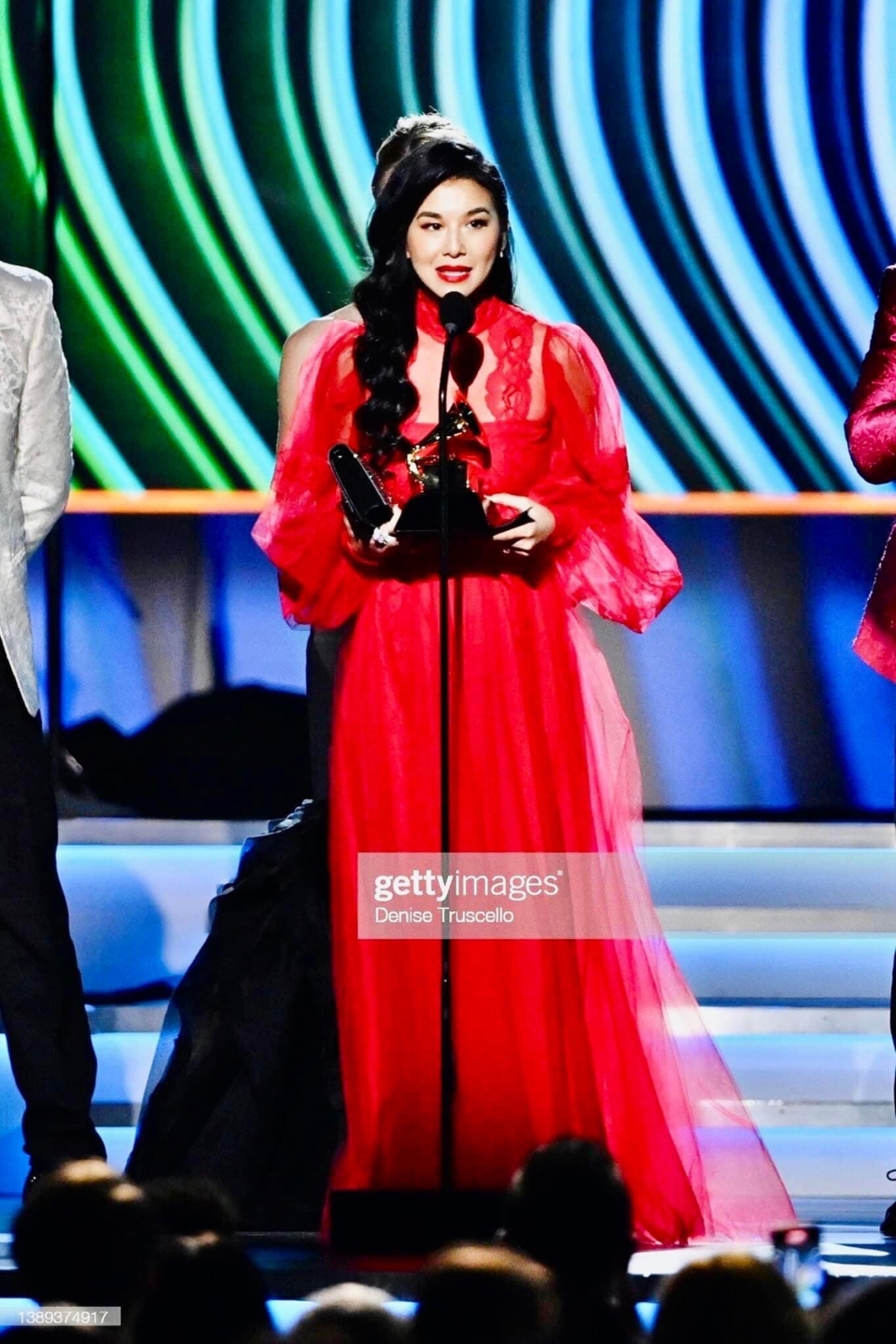 Lần đầu tiên ca sĩ gốc Việt Sangeeta Kaur giành giải Grammy 2022 - Ảnh 1