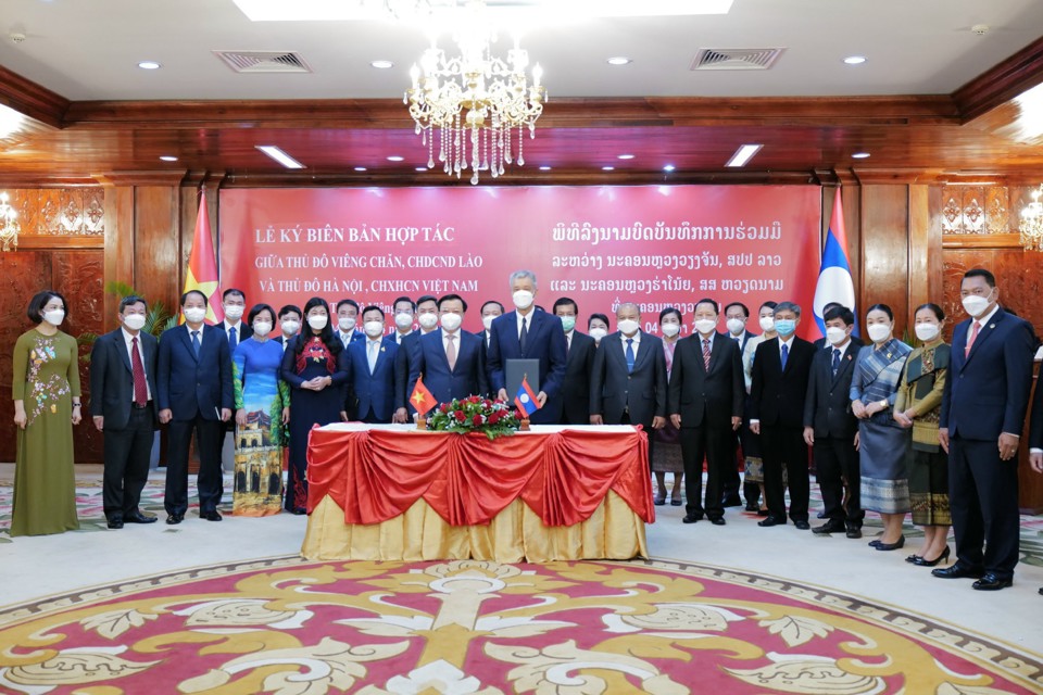 Bí thư Thành ủy Hà Nội Đinh Tiến Dũng và Bí thư Thành ủy, Chủ tịch HĐND Thủ đô Viêng Chăn (Lào) Anouphap Tounalom ký kết biên bản thoả thuận hợp tác giữa Thủ đô Hà Nội và Thủ đô Viêng Chăn giai đoạn 2022-2025.