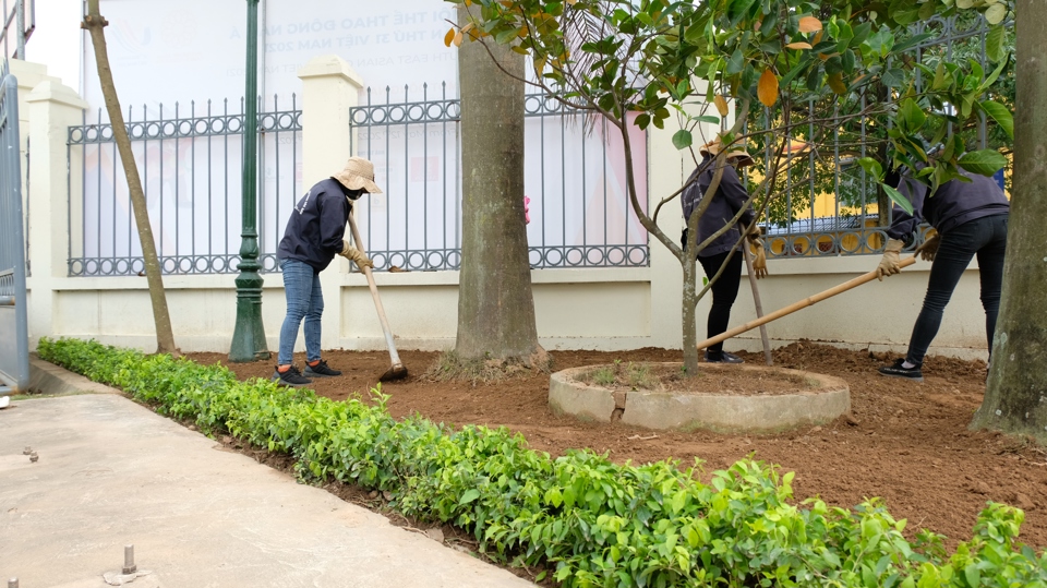 Vỉa h&egrave; xung quanh nh&agrave; thi đấu được l&aacute;t lại bằng gạch tự ch&egrave;n. Đơn vị thi c&ocirc;ng cũng đổ b&ecirc; t&ocirc;ng, l&aacute;ng v&aacute; xung quanh s&acirc;n nh&agrave; thi đấu, chỉnh trang bồn hoa, trồng th&ecirc;m hoa - c&acirc;y xanh v&agrave; vệ sinh c&ocirc;ng nghiệp b&ecirc;n trong, b&ecirc;n ngo&agrave;i nh&agrave; thi đấu&hellip;