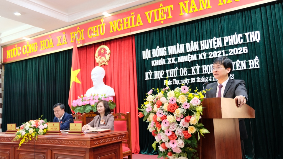 B&iacute; thư Huyện ủy Ph&uacute;c Thọ Nguyễn Do&atilde;n Ho&agrave;n ph&aacute;t biểu tại kỳ họp.