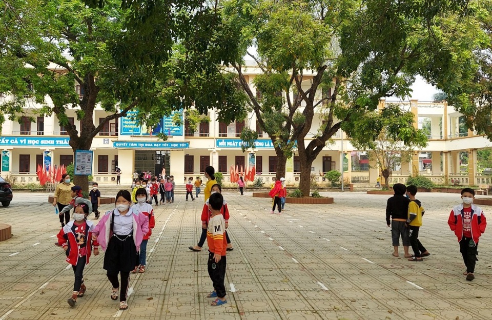 Học sinh trường Tiểu học x&atilde; Hồng Phong trong giờ tan trường.