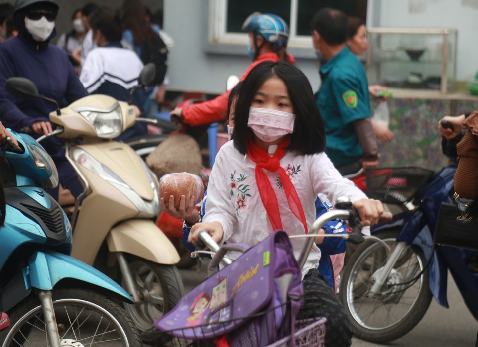 Nhiều em học sinh tiểu học tự đi xe đạp đến trường