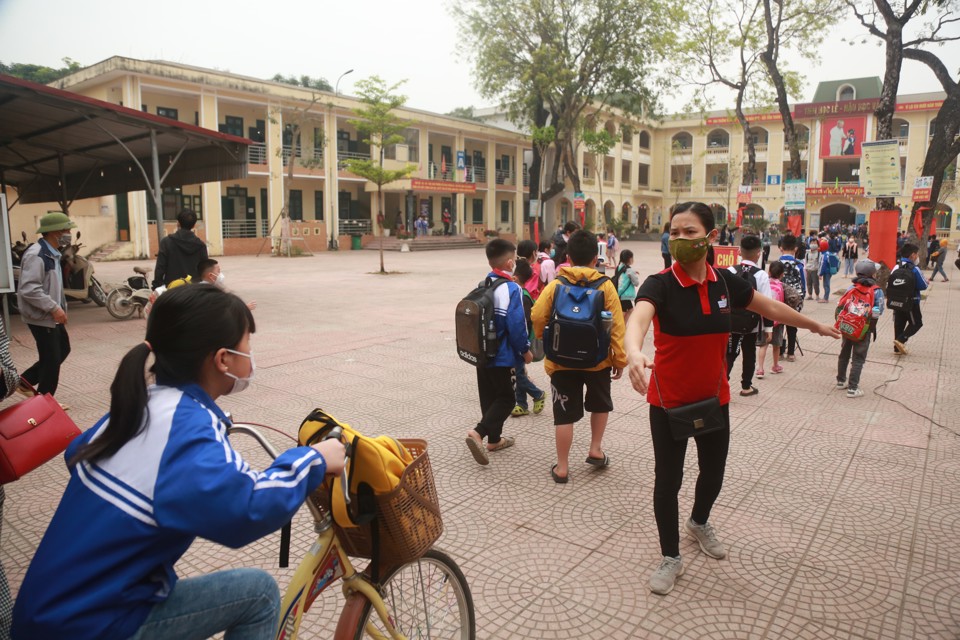 Tại c&aacute;c điểm trường, gi&aacute;o vi&ecirc;n được huy động tối đa để đ&oacute;n, hướng dẫn học sinh thực hiện 5K, đảm bảo an to&agrave;n, ph&ograve;ng, chống dịch bệnh.