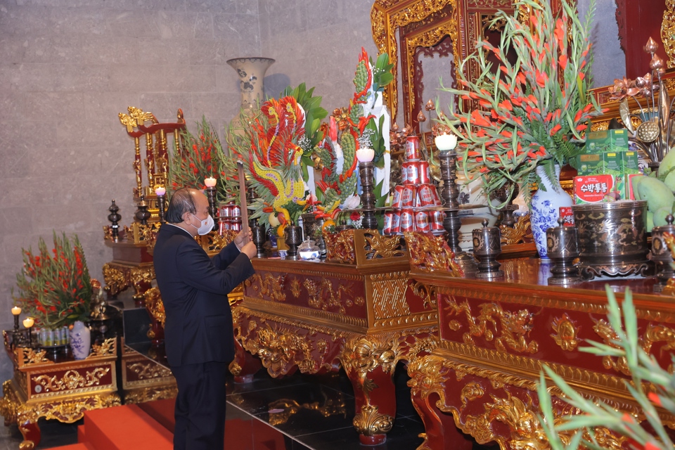 Chủ tịch nước Nguyễn Xu&acirc;n Ph&uacute;c d&acirc;ng hương.