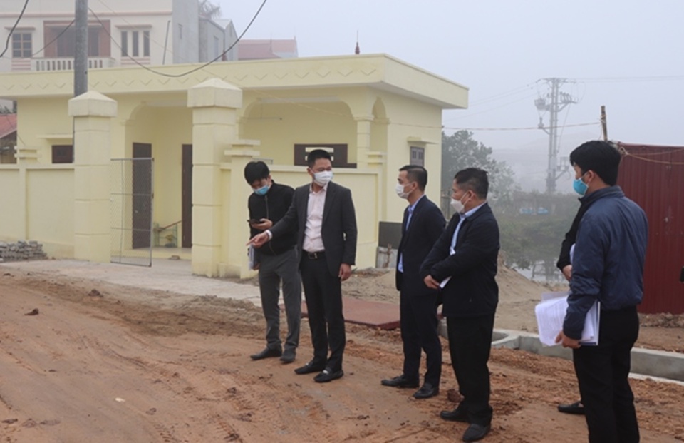 Chủ tịch UBND huyện Phú Xuyên Nguyễn Xuân Thanh kiểm tra tiến độ thi công các dự án đường giao thông trọng điểm trên địa bàn huyện.