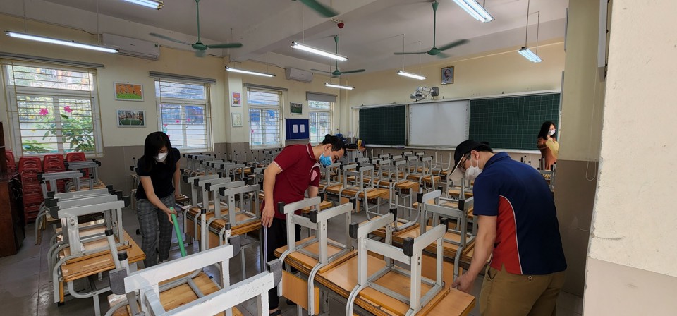 カウザイ区のDichVongB小学校で子供たちを迎える準備をするために、教師と生徒の保護者が教室を掃除します。 写真：ミン・ホン