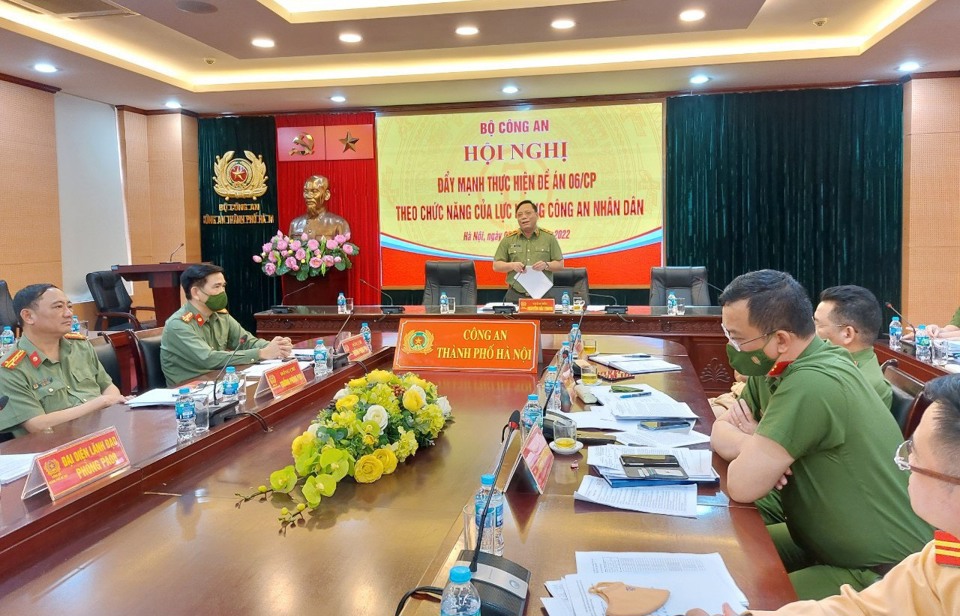 Trung tướng Nguyễn Hải Trung, Gi&aacute;m đốc C&ocirc;ng an TP ph&aacute;t biểu tham luận tại điểm cầu C&ocirc;ng an TP H&agrave; Nội.