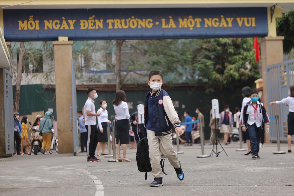 Học sinh trường Tiểu học Trung Y&ecirc;n rộn r&agrave;ng đến lớp. Ảnh: Ngọc T&uacute;