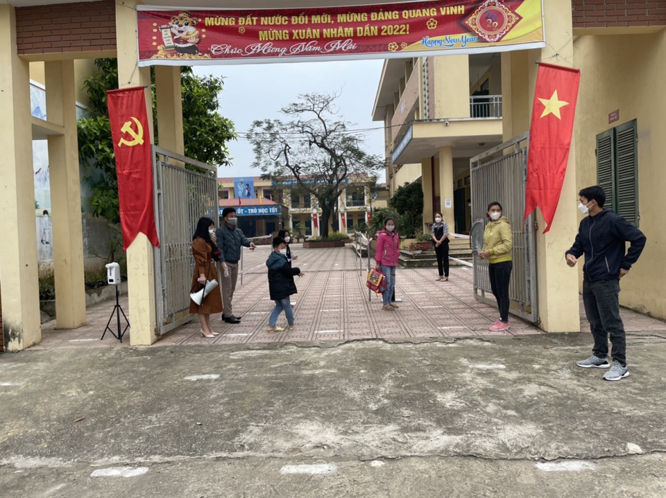 Ngay từ sáng sớm, học sinh trường Tiểu học Phú Sơn, huyện Ba Vì đã đến lớp. Ảnh: Thanh Bình