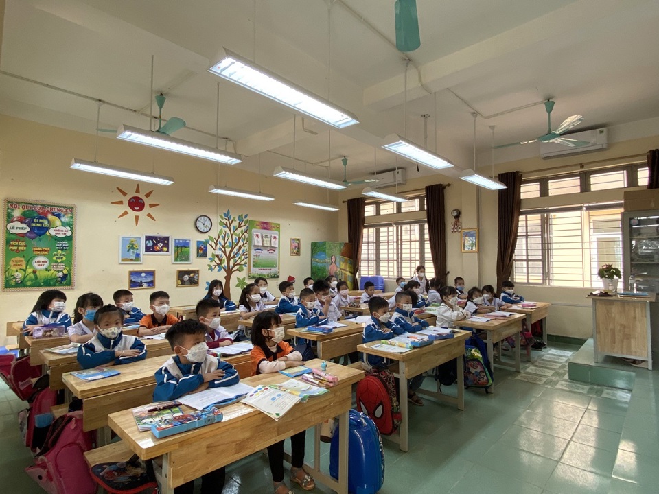 Học sinh trường Tiểu học Sơn Đồng trong đồng phục gọn g&agrave;ng của tiết học đầu ti&ecirc;n trực tiếp tại trường
