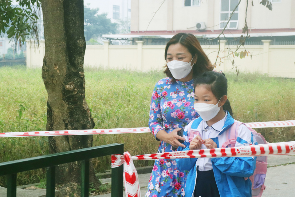 C&ocirc; gi&aacute;o V&otilde; Thị Thanh H&agrave; &ndash; Hiệu trưởng trường Tiểu học Thượng C&aacute;t&nbsp; đ&oacute;n học sinh v&agrave;o trường.