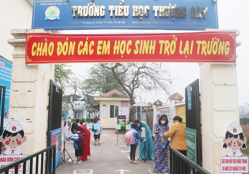 C&aacute;n bộ, gi&aacute;o vi&ecirc;n trường Tiểu học Thượng C&aacute;t đ&oacute;n học sinh&nbsp;trong ng&agrave;y đầu học sinh đi học trở lại.