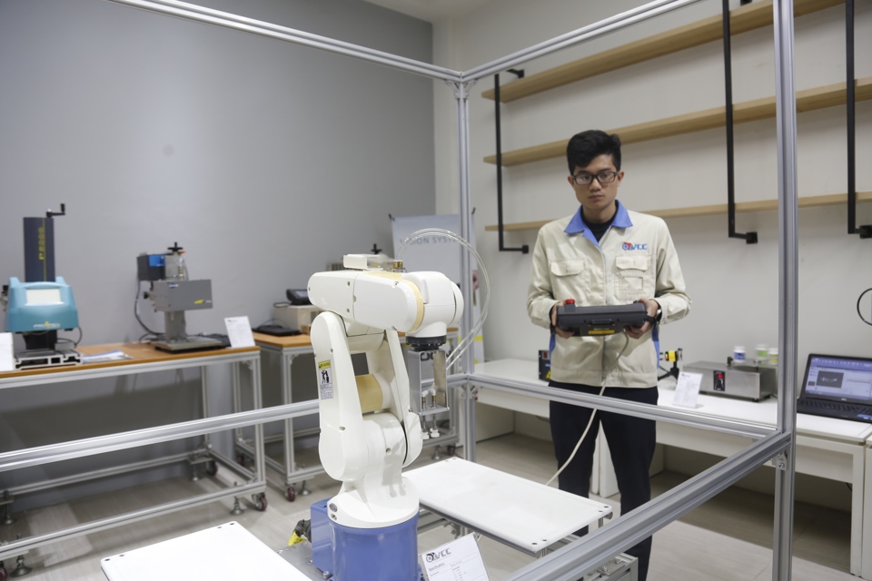 Thử nghiệm robot  trong ngành công nghiệp tại Công ty Năng lực Việt. Ảnh Thanh Hải