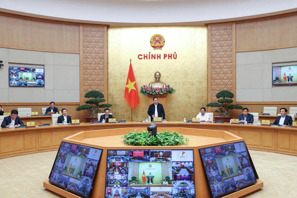 ファム・ミン・チン首相が会議中に講演します。  NhatBacの写真
