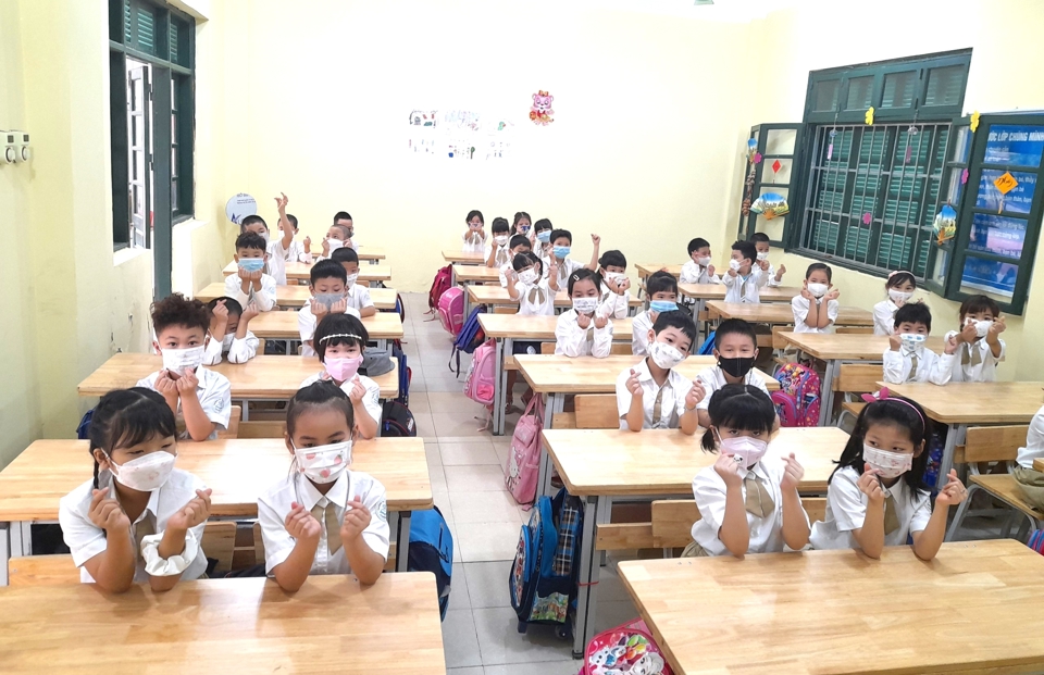 Học sinh lớp 1 trường Tiểu học, THCS &THPT Khương Hạ, quận Thanh Xuân với niềm vui ngày đến trường đầu tiên
