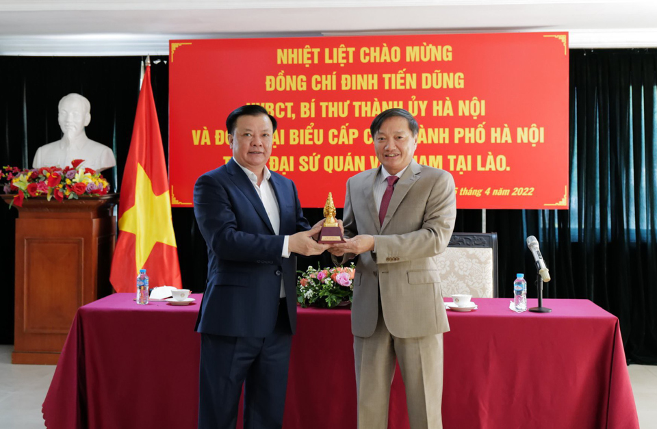 Uỷ viên Bộ Chính trị, Bí thư Thành uỷ Hà Nội Đinh Tiến Dũng tặng quà lưu niệm Đại sứ Quán Việt Nam tại Lào. Ảnh Nhật Nam