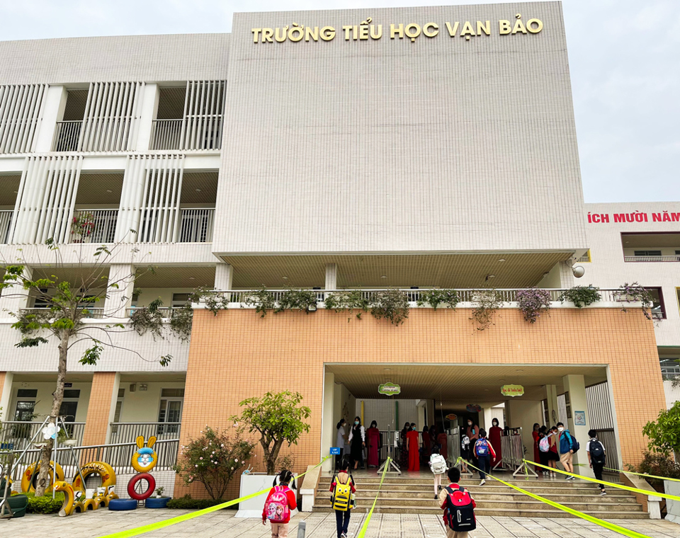 Học sinh đến học tại trường Vạn Bảo, Vạn Ph&uacute;c, H&agrave; Đ&ocirc;ng. C&aacute;c em được ph&acirc;n luồng đi v&agrave;o lớp tr&aacute;nh tiếp x&uacute;c gần.