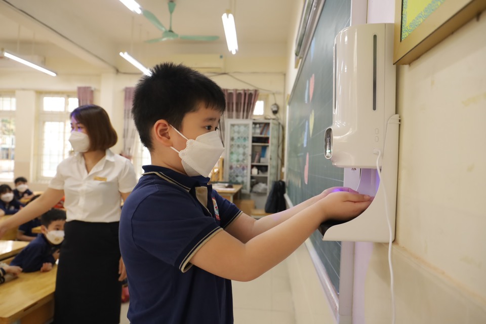 Các lớp học của trường Tiểu học Trung Yên cũng trang bị máy khử khuẩn để học sinh tiện vệ sinh tay. Ảnh: Ngọc Tú
