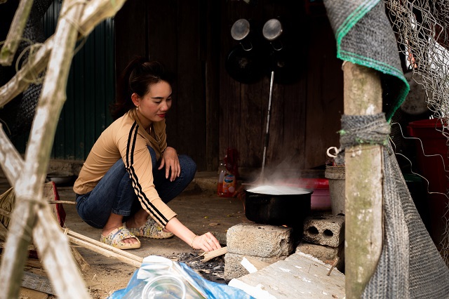 Mặc d&ugrave; được sống tr&ecirc;n bờ nhưng quanh năm, người d&acirc;n nơi đ&acirc;y vẫn &ldquo;thấp thỏm&rdquo; nỗi lo mỗi khi mưa lũ tr&agrave;n về. Cứ v&agrave;o m&ugrave;a mưa, x&oacute;m &ldquo;nh&agrave; l&aacute;&rdquo; lại chịu cảnh vợ bế con, chồng b&ecirc; t&agrave;i sản chạy tr&aacute;nh lũ. Nước lũ r&uacute;t, quay trở lại th&igrave; mọi thứ chỉ c&ograve;n l&agrave; b&atilde;i đất trống.&nbsp;