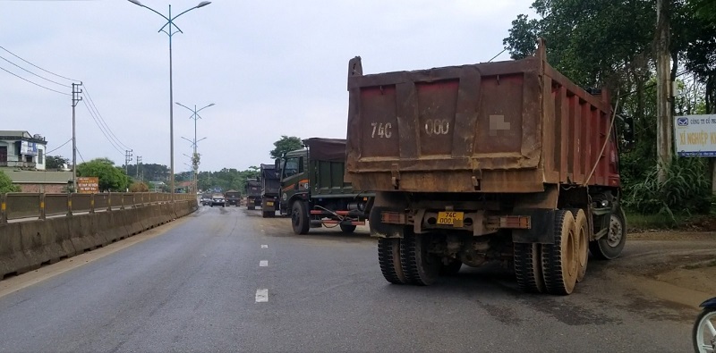 Đo&agrave;n xe ben c&oacute; dấu hiệu độ th&ugrave;ng, chở qu&aacute; tải tr&ecirc;n Quốc lộ 1A (đoạn qua huyện Vĩnh Linh).