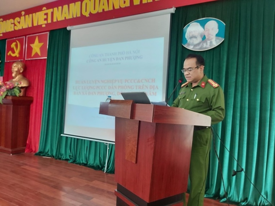 Thượng t&aacute; Đặng Trung Ki&ecirc;n - Ph&oacute; trưởng C&ocirc;ng an huyện Đan Phượng ph&aacute;t biểu tại buổi tập huấn nghiệp vụ PCCC tr&ecirc;n địa b&agrave;n