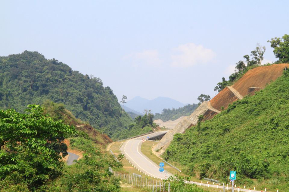 Cao tốc La Sơn - T&uacute;y Loan giai đoạn 1 d&agrave;i khoảng 77,5km, quy m&ocirc; 2 l&agrave;n xe, nền đường rộng 12m. Dự &aacute;n khởi c&ocirc;ng từ năm 2013 với tổng mức đầu tư 11.485 tỷ đồng.