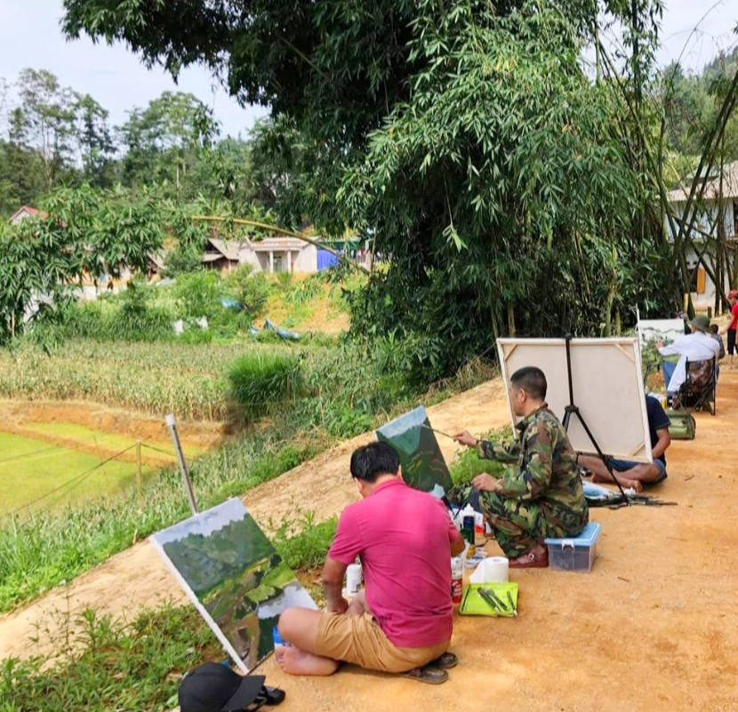 C&acirc;u lạc bộ Mỹ thuật Cổ Đ&ocirc; tổ chức cho hoạ sĩ đi vẽ trang thực tế ở c&aacute;c địa phương để chuẩn bị cho lễ khai trương du lịch Ba V&igrave;.