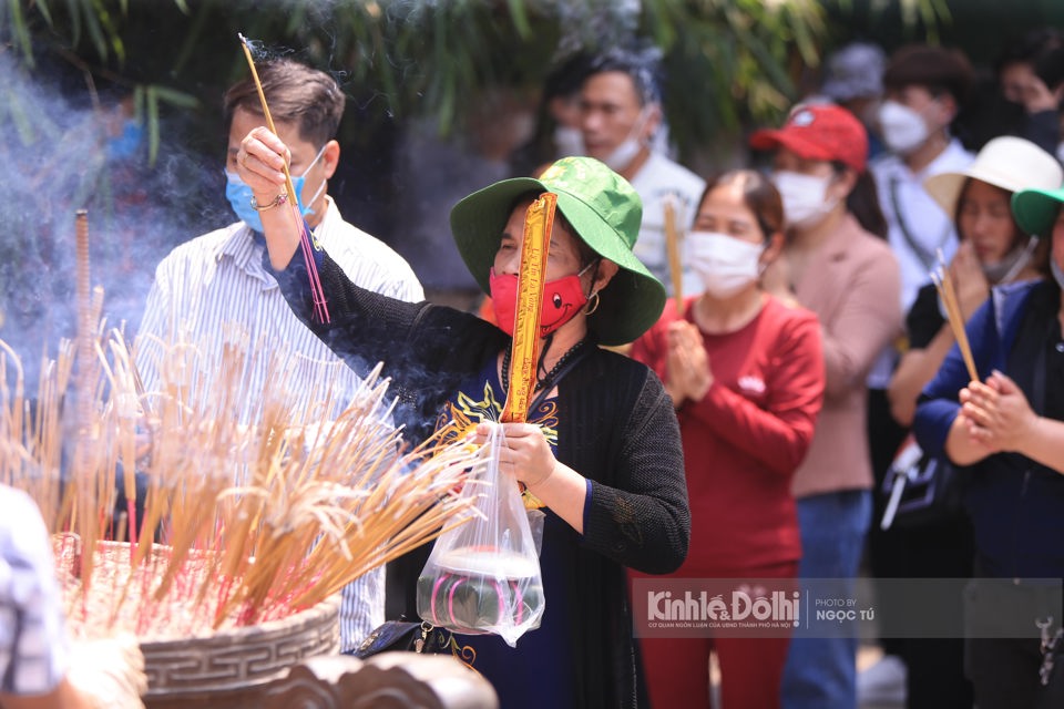 Dòng người ken cứng dâng hương tại đền Hùng, trước ngày chính lễ 10/3 âm lịch - Ảnh 3