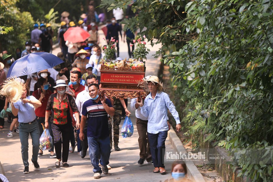 Dòng người ken cứng dâng hương tại đền Hùng, trước ngày chính lễ 10/3 âm lịch - Ảnh 2