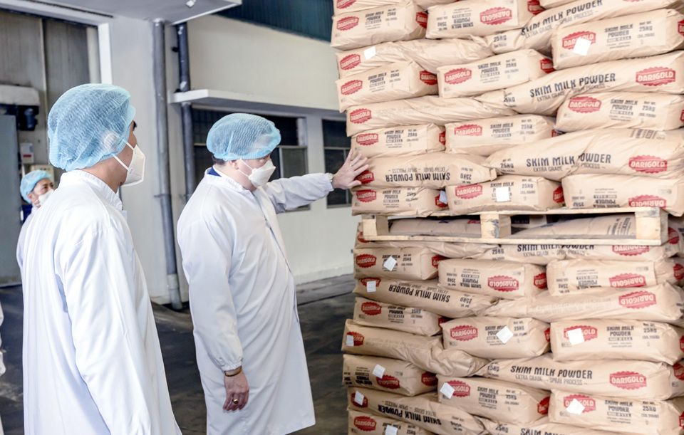 Sữa bột nguy&ecirc;n liệu được Vinamilk nhập khẩu từ Hoa Kỳ, đảm bảo ti&ecirc;u chuẩn chất lượng.