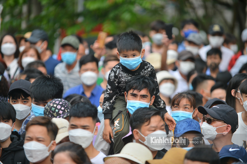 Do t&igrave;nh trạng đ&ocirc;ng v&agrave; chen ch&uacute;c nhau, nhiều trẻ nhỏ gặp kh&oacute; trong việc di chuyển.