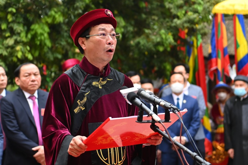 Chủ tịch UBND tỉnh Ph&uacute; Thọ B&ugrave;i Văn Quang đọc ch&uacute;c văn tại lễ d&acirc;ng hương.