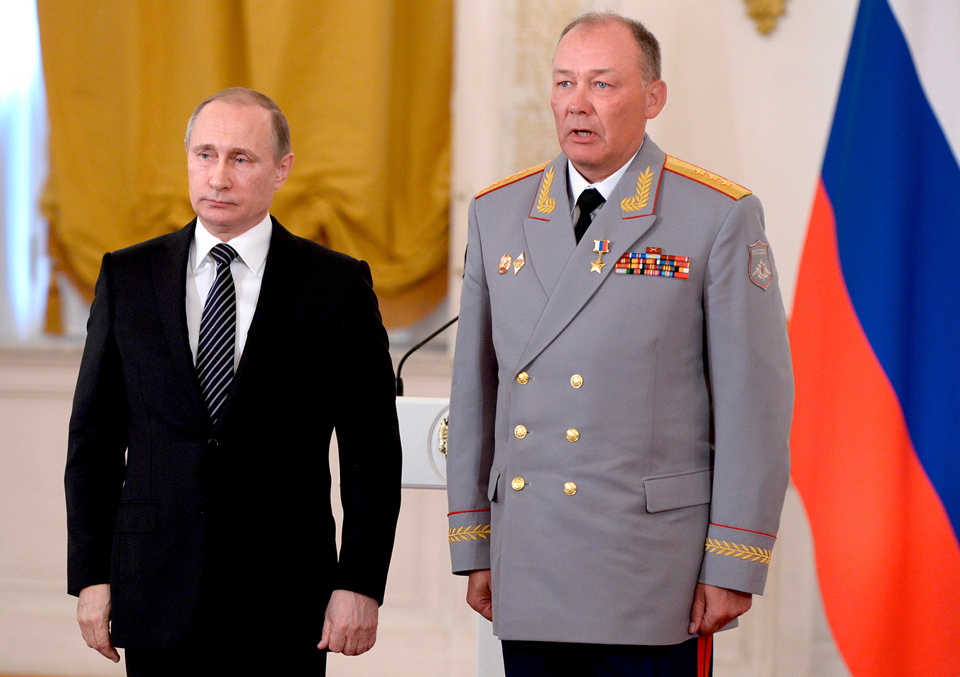 Tổng thống Nga Vladimir Putin v&agrave; tướng Alexander Dvornikov. Ảnh: CNN
