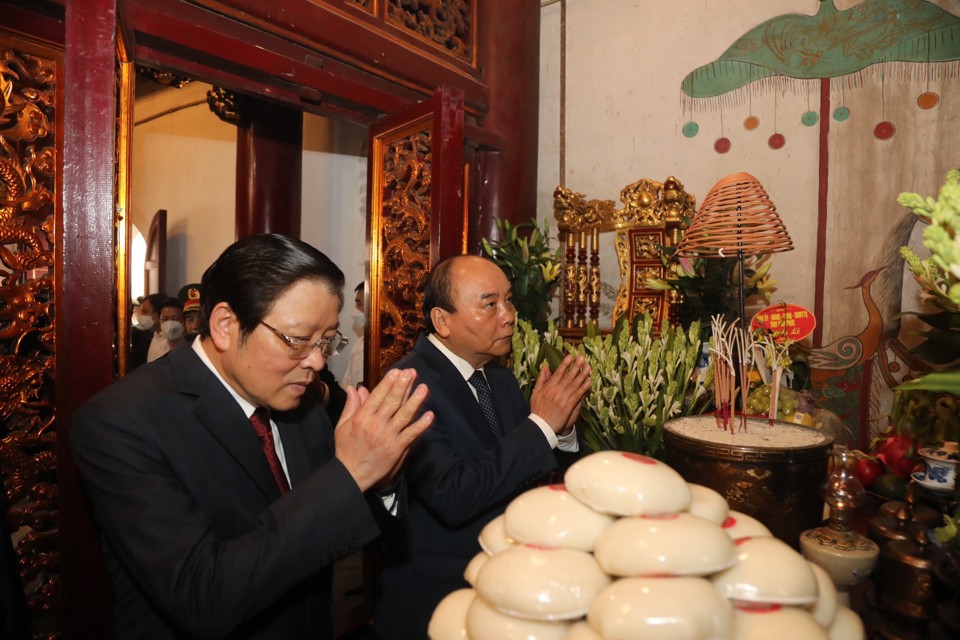 Chủ tịch nước Nguyễn Xu&acirc;n Ph&uacute;c&nbsp;d&acirc;ng hưởng tưởng niệm c&aacute;c Vua H&ugrave;ng