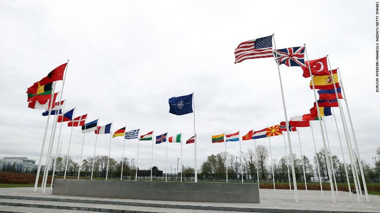 Quốc kỳ của c&aacute;c th&agrave;nh vi&ecirc;n NATO trước trụ sở tại Brussels, Bỉ. Ảnh: CNN