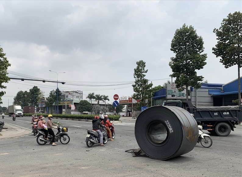 Cuộn th&eacute;p h&agrave;ng chục tấn "bay" ra khỏi xe đ&uacute;ng v&agrave;o giờ tan tầm khi nhiều phương tiện c&aacute; nh&acirc;n tham gia giao th&ocirc;ng.