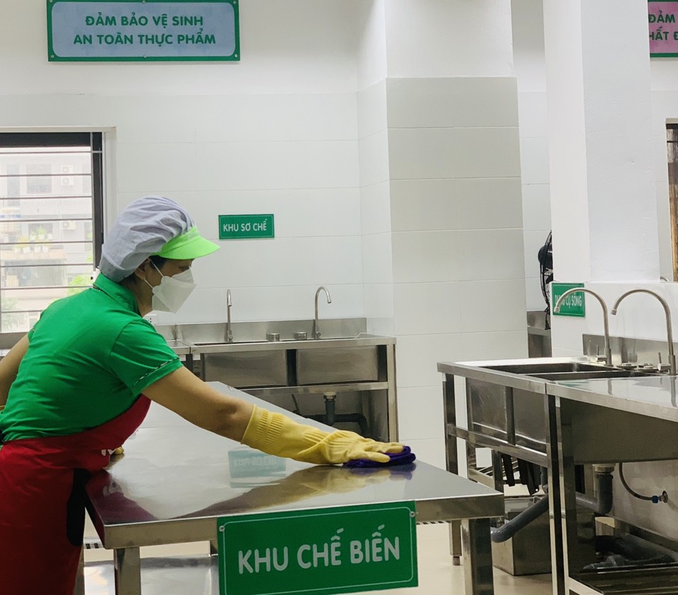 Khu vực bếp của trường Mầm non Nguyễn Tu&acirc;n cũng được lau dọn sạch sẽ.