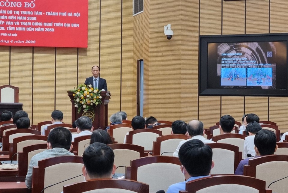 Viện trưởng Viện Quy hoạch x&acirc;y dựng H&agrave; Nội Lưu Quang Huy giới thiệu những nội dung ch&iacute;nh của hai đồ &aacute;n quy hoạch.