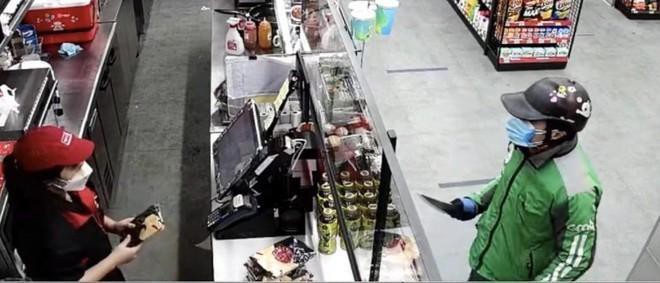 Hình ảnh vụ cướp tại cửa hàng Circle K (số 15 LK10 Khu đô thị Văn Phú, phường Phú La, Hà Đông). Ảnh Minh Hà