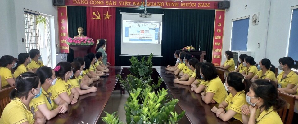 Hướng dẫn đ&oacute;n trẻ đến trường tại trường MN Tả Thanh Oai