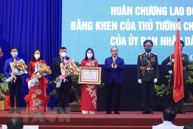 Chủ tịch nước Nguyễn Xu&acirc;n Ph&uacute;c trao tặng nhận Hu&acirc;n chương Lao động hạng Ba cho huyện Củ Chi. (Ảnh: Thống Nhất/TTXVN)