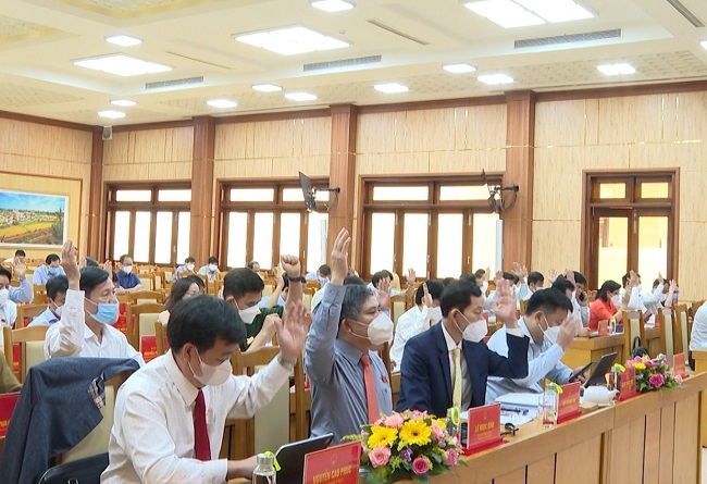Đại biểu HĐND tỉnh Quảng Ng&atilde;i biểu quyết th&ocirc;ng qua Nghị quyết.
