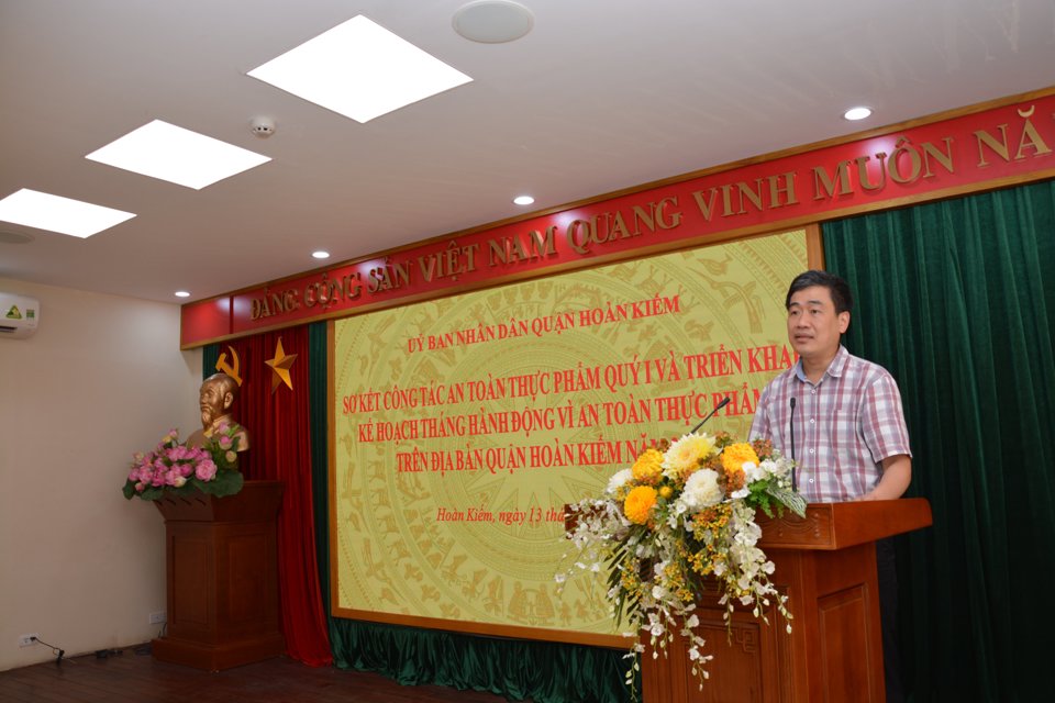 Ph&oacute; Chủ tịch UBND quận Ho&agrave;n Kiếm Nguyễn Quốc Ho&agrave;n ph&aacute;t biểu tại Hội nghị