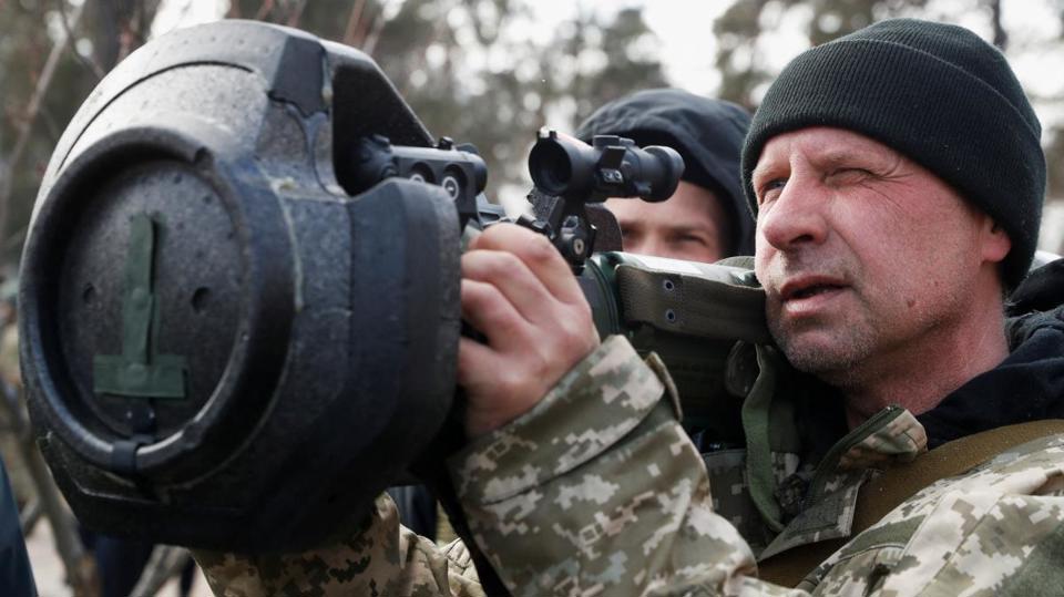 Binh sĩ Ukraine được huấn luyện sử dụng&nbsp; t&ecirc;n lửa chống tăng NLAW của Anh. Ảnh: Reuters