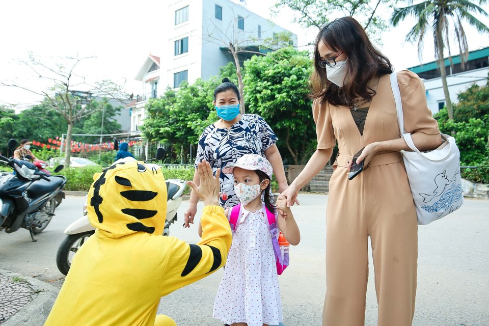 C&aacute;c c&ocirc; gi&aacute;o trường Mầm non T&acirc;n Lập, huyện Đan Phượng trong trang phục th&uacute; b&ocirc;ng vui nhộn ch&agrave;o đ&oacute;n học sinh trở lại trường.