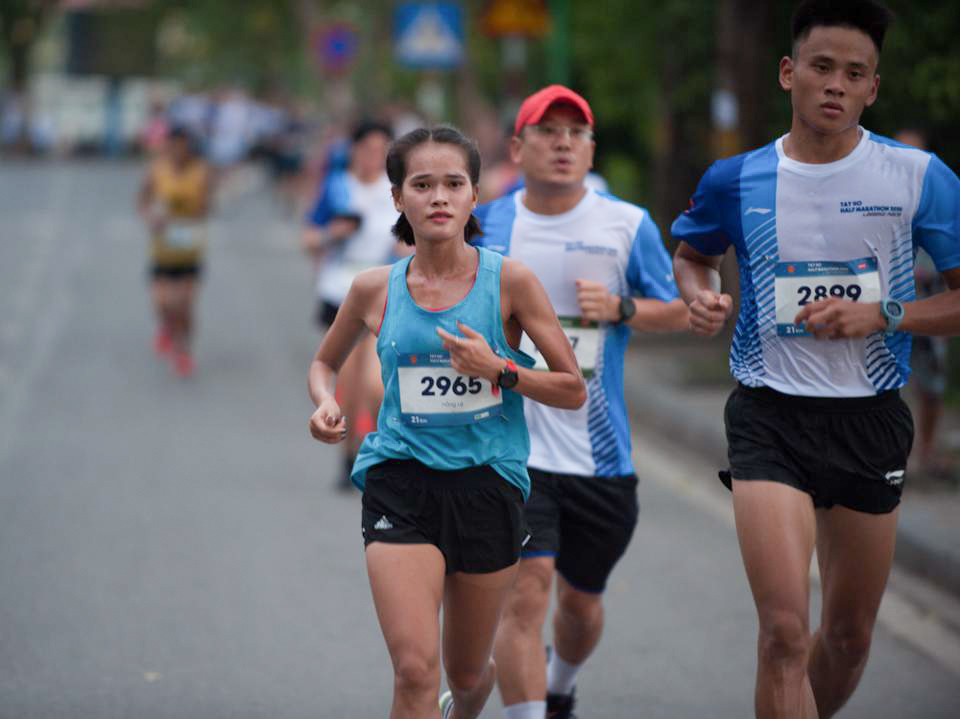 Tay Ho Half Marathon 2021 c&oacute; c&aacute;c cự ly 3km, 6km, 15km v&agrave; 21km. H&igrave;nh ảnh VĐV Phạm Thị Hồng Lệ tham gia giải tổ chức từ năm 2020.