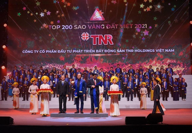 Đại diện TNR Holdings Vietnam nhận giải thưởng Sao V&agrave;ng Đất Việt 2021