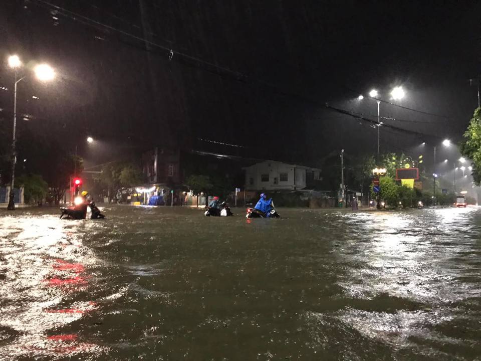 Đợt mưa lớn v&agrave;o th&aacute;ng 10/2021 khiến nhiều tuyến phố ở TP Quảng Ng&atilde;i ngập nặng.